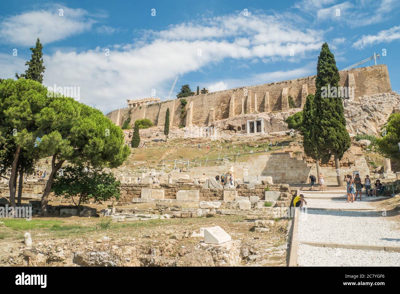 Blick von antiken Ruinen auf die Akropolis in Athen, Griechenland Stockfoto