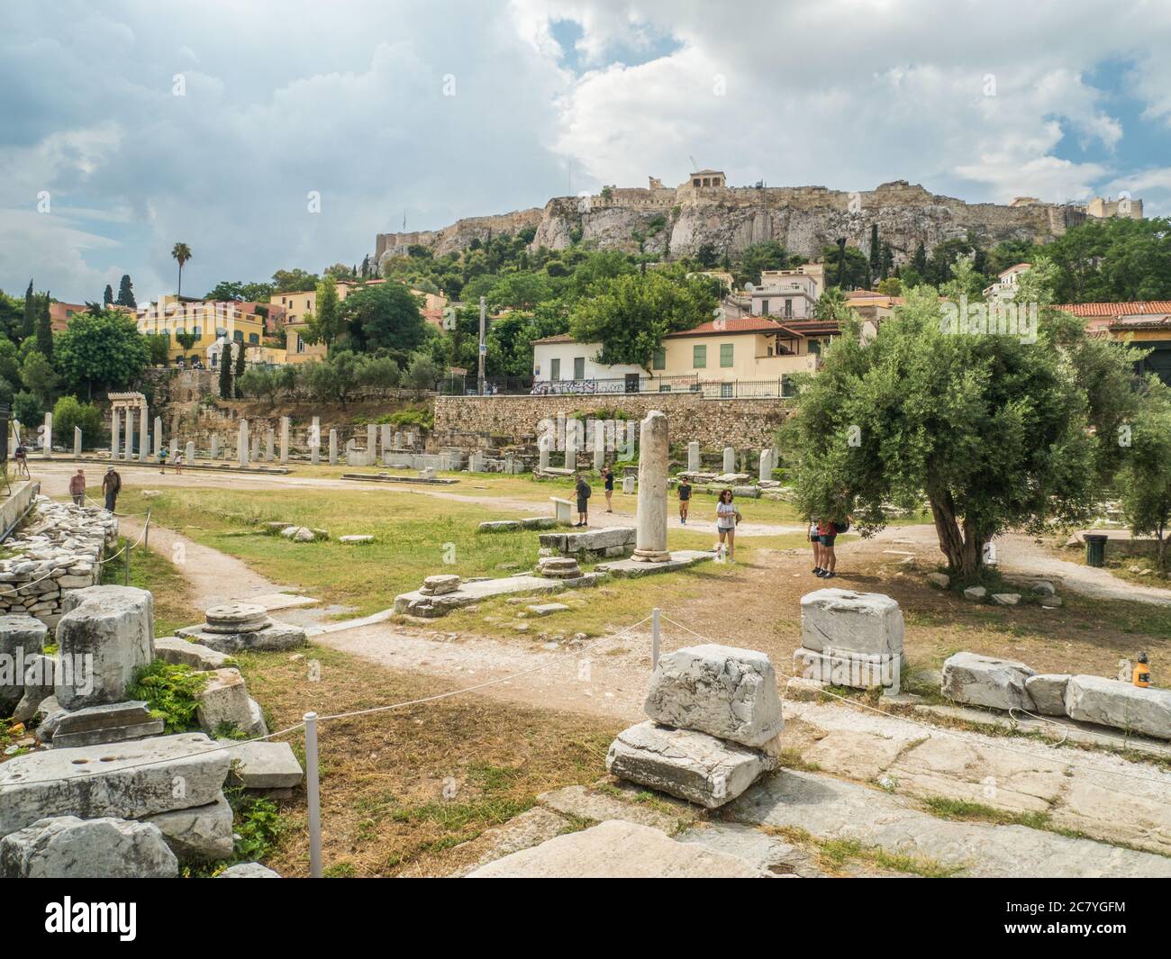 Blick von antiken Ruinen auf die Akropolis in Athen, Griechenland Stockfoto