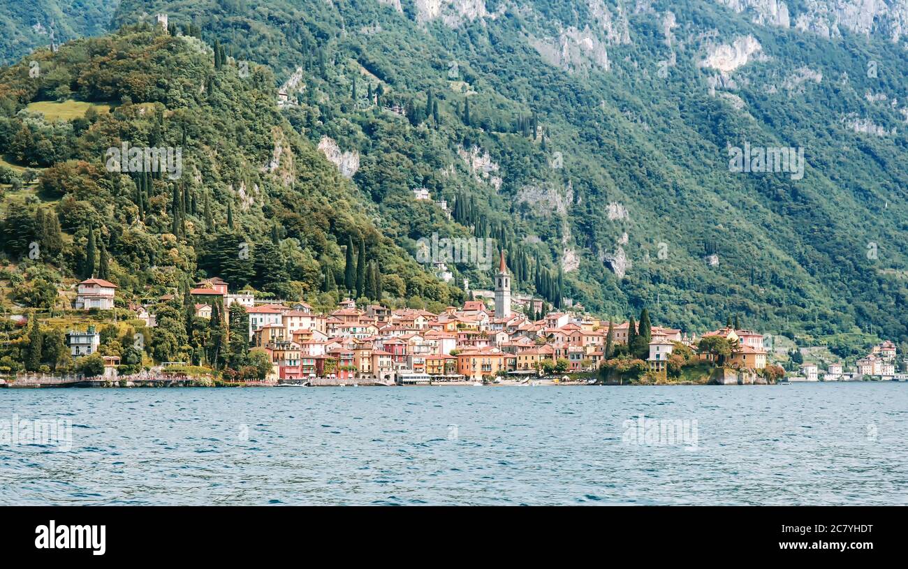 Como See. Varenna Stadt mit Bergen im Hintergrund. Italien. Lombardei. Stockfoto