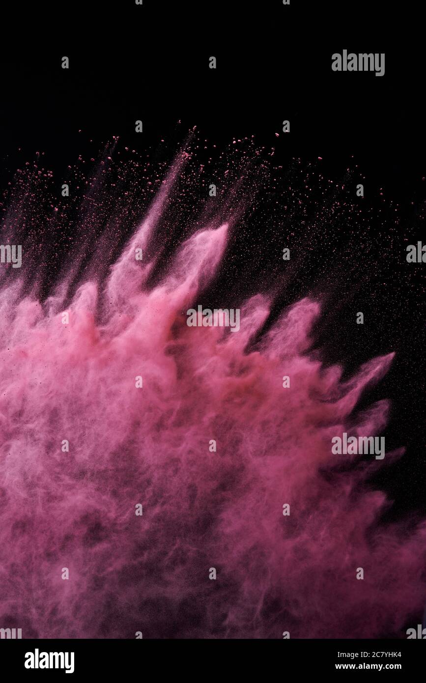 Rotes Pulver, Explosion, schwarzer Hintergrund Stockfoto