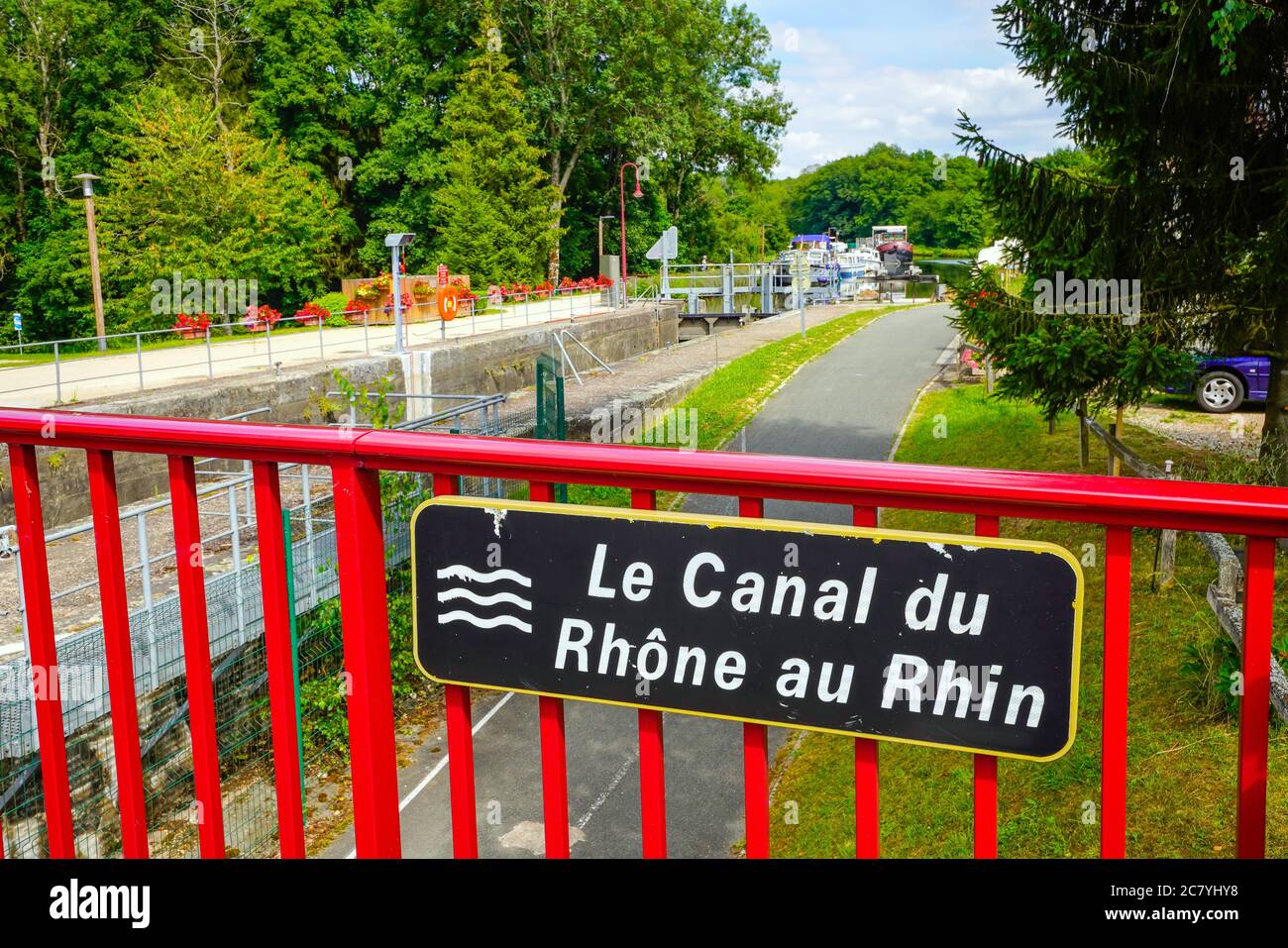 Schleuse am Rhone-Rhein-Kanal in Montreux-Château, Departement Belfort in Bourgogne-Franche-Comté im Nordosten Frankreichs. Stockfoto
