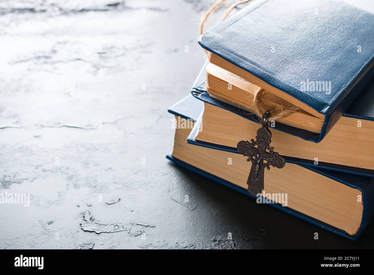 Bibelbücher und christliches Kreuz aus der Nähe Stockfoto
