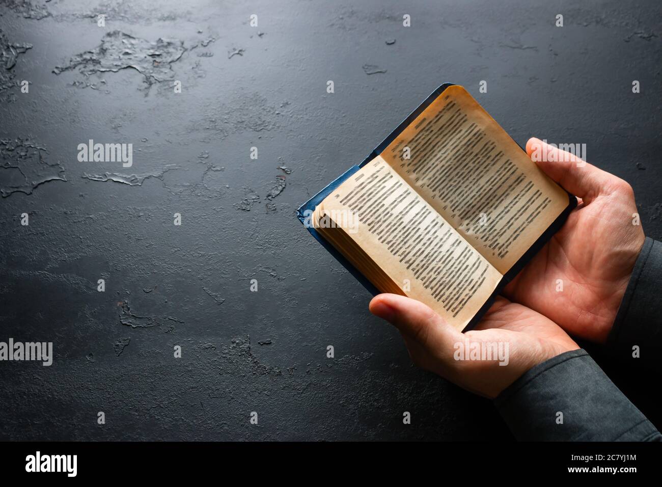 Der Mann liest die bibel Stockfoto