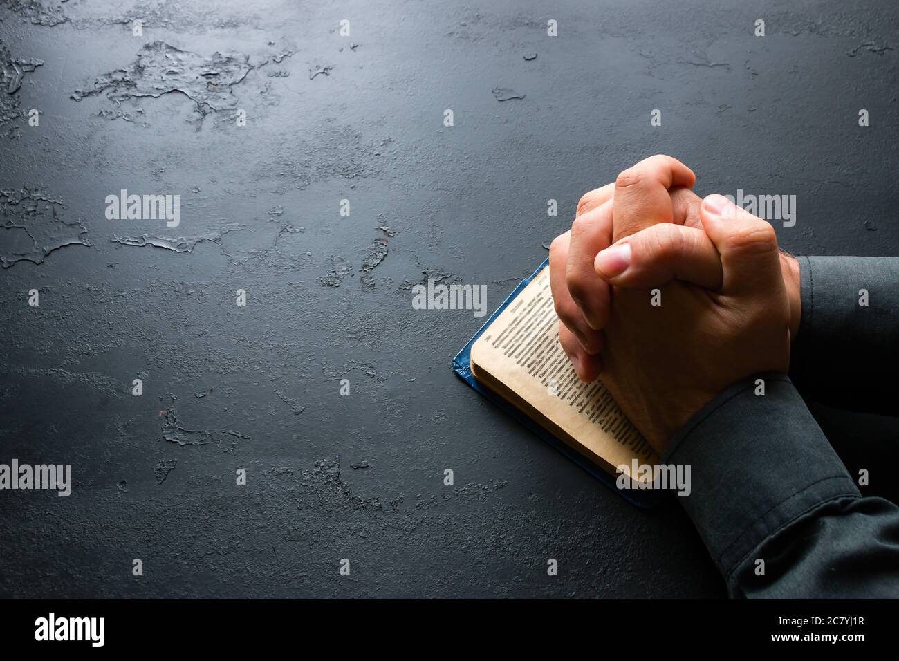 Der Mann betet in der bibel Stockfoto