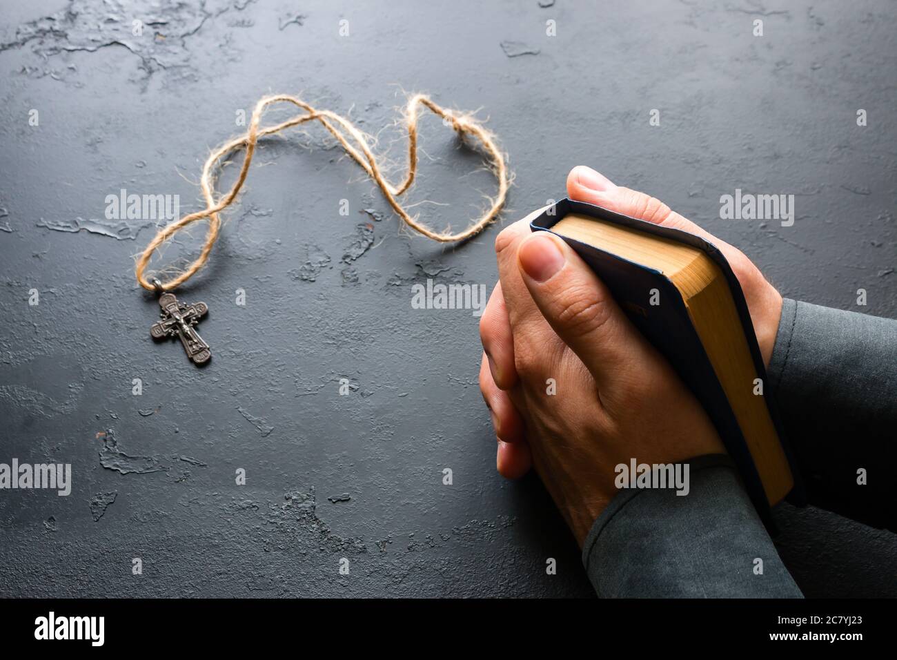 Ein Mann betet mit einer bibel in seinen Händen Stockfoto
