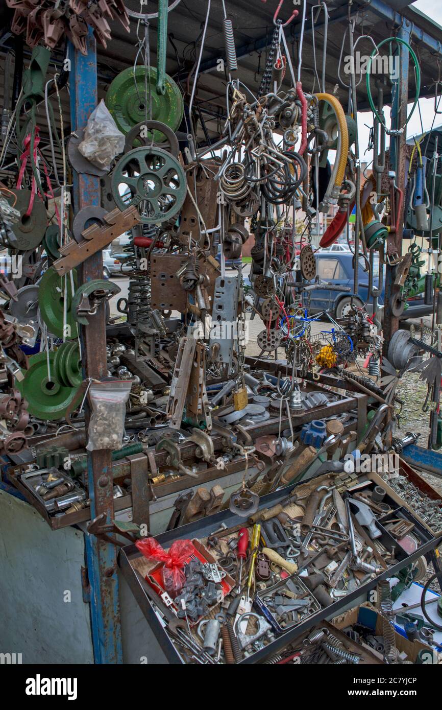 Zrenjanin, Serbien, 10. November 2015. Markt Verkauf von allem und allem alten. Ein Tresen, auf dem verschiedene alte Dinge ausgestellt sind. Flohmarkt. Stockfoto