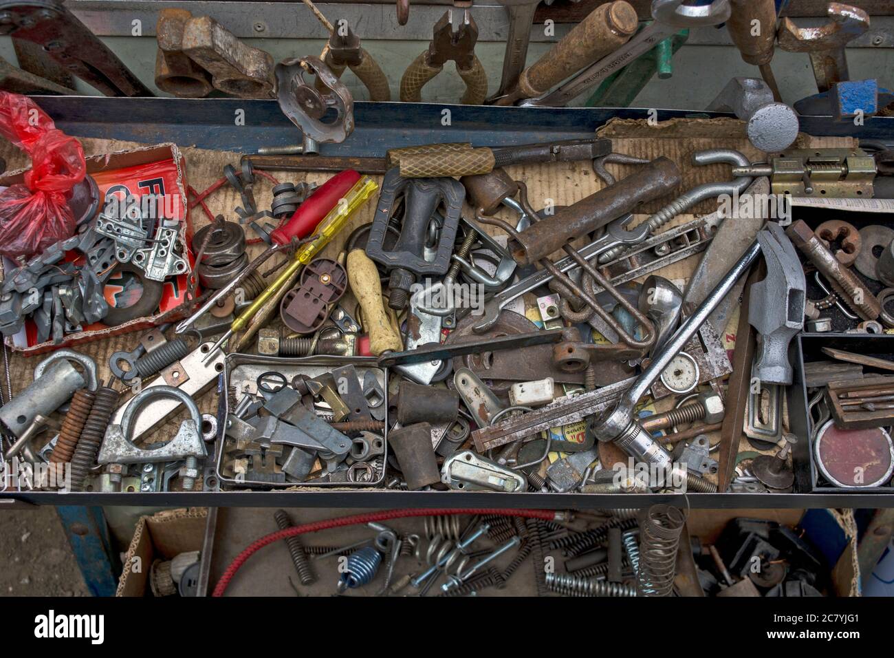 Zrenjanin, Serbien, 10. November 2015. Markt Verkauf von allem und allem alten. Ein Tresen, auf dem verschiedene alte Dinge ausgestellt sind. Flohmarkt. Stockfoto