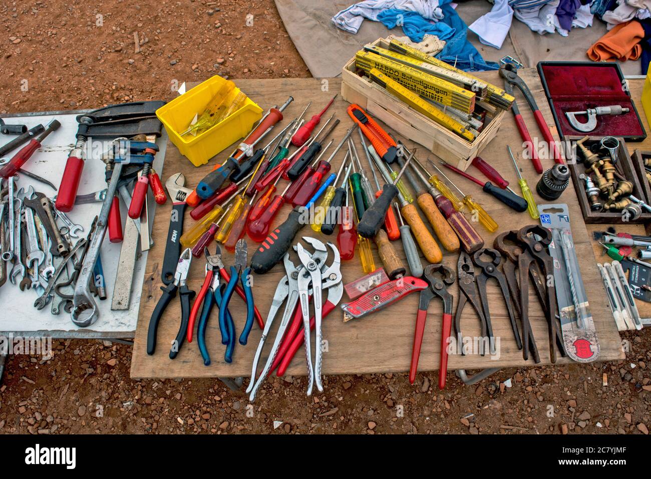 Zrenjanin, Serbien, 10. November 2015. Markt Verkauf von allem und allem alten. Ein Tresen, auf dem verschiedene alte Dinge ausgestellt sind. Flohmarkt. Stockfoto