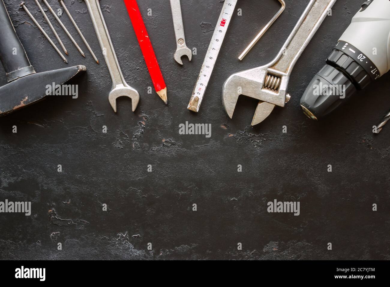 Werkzeuge auf schwarzem Hintergrund mit Platz für Text Stockfoto