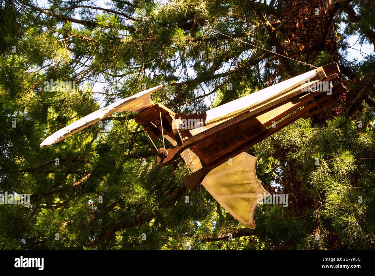 AMBOISE, FRANKREICH - 16. JULI 2018: Modell der Flügel erfunden von Leonardo da Vinci ausgestellt im Park des Clos Luce Castle, wo er in den letzten Jahren lebte Stockfoto