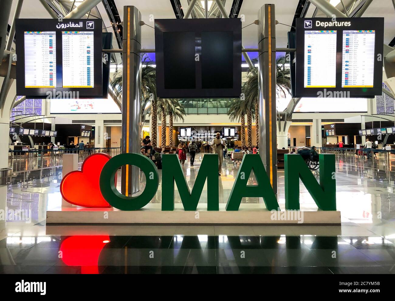 Maskat, Oman - 16. Februar 2020: Inneneinrichtung des Abflugterminals am internationalen Flughafen Maskat, Oman. Stockfoto
