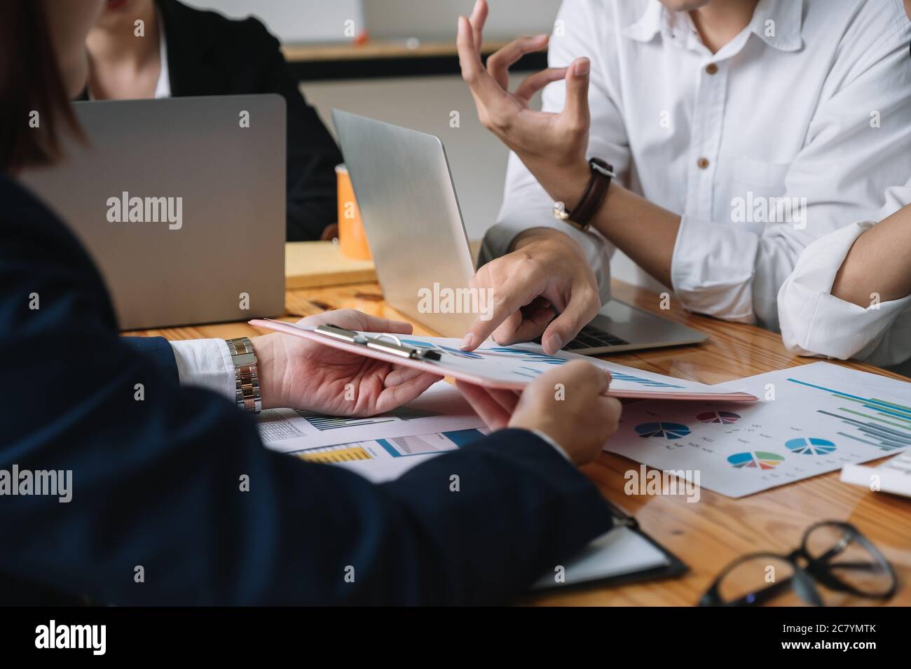 Gruppe von asiatischen Business-Menschen Brainstorming für Marketing-Strategie Stockfoto