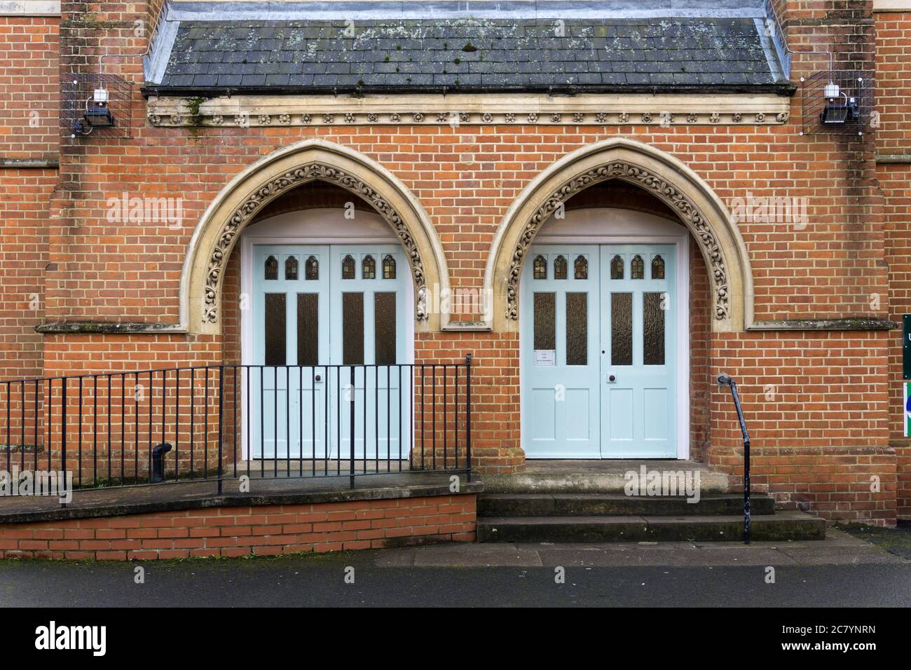 Doppeltüren mit Bogengewölbe am Eingang zur United Reformed Church, Newport Pagnell, Buckinghamshire, Großbritannien; Gebäude stammt aus dem Jahr 1660 Stockfoto