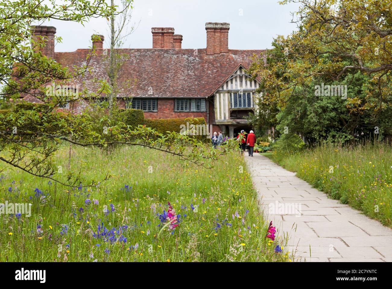 Giebelfront des Great Dixter Manor, erbaut um 1450, gesehen über einen Teil von Christopher Lloyd's Front Meadow: Northiam, East Sussex, England, UK Stockfoto