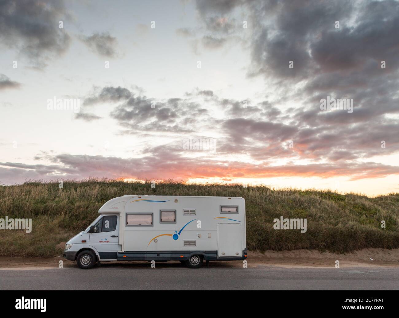 Garrettstown, Cork, Irland. Juli 2020. Ein Wohnmobil, das über Nacht an der Küste in Garrettstown, Co. Cork, Irland, geparkt wurde. Wegen Covid-19 hat die Regierung Menschen gebeten, in Irland Urlaub zu machen und dies hat einen enormen Anstieg der Reisemobil- und Caravanvermietungen gesehen, da Urlauber den Rat zu einem Aufenthalt in Irland nehmen. - Credit; David Creedon / Alamy Live News Stockfoto