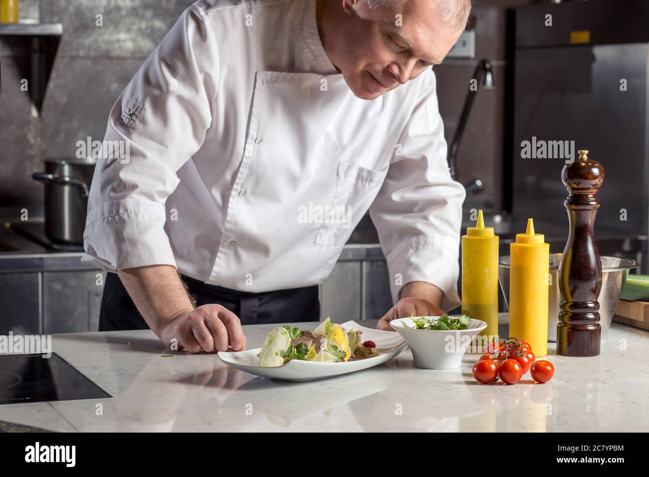 Männliche Köche Vorbereiten der Mahlzeiten im Restaurant Küche Stockfoto