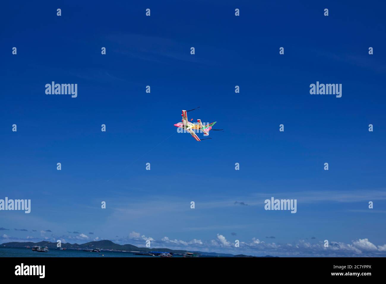 Styropor Flugzeug im Flug gegen einen tiefblauen Sommerhimmel. Platz kopieren, einfacher Hintergrund Stockfoto