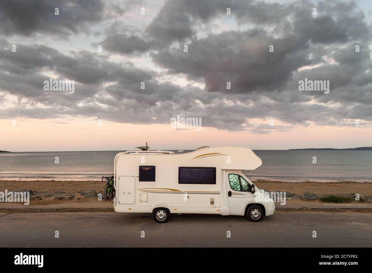 Garrettstown, Cork, Irland. Juli 2020. Ein Wohnmobil, das über Nacht an der Küste in Garrettstown, Co. Cork, Irland, geparkt wurde. Wegen Covid-19 hat die Regierung Menschen gebeten, in Irland Urlaub zu machen und dies hat einen enormen Anstieg der Reisemobil- und Caravanvermietungen gesehen, da Urlauber den Rat zu einem Aufenthalt in Irland nehmen. - Credit; David Creedon / Alamy Live News Stockfoto