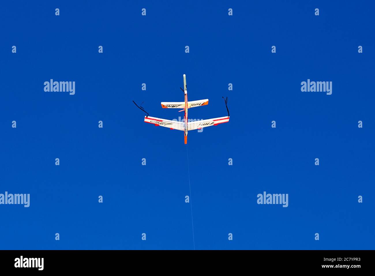 Styropor Flugzeug im Flug gegen einen tiefblauen Sommerhimmel. Platz kopieren, einfacher Hintergrund Stockfoto