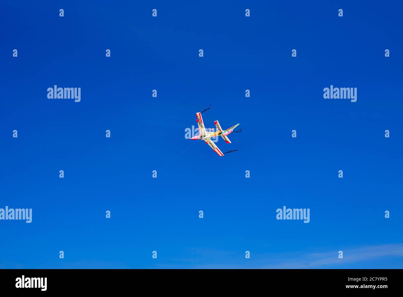 Styropor Flugzeug im Flug gegen einen tiefblauen Sommerhimmel. Platz kopieren, einfacher Hintergrund Stockfoto