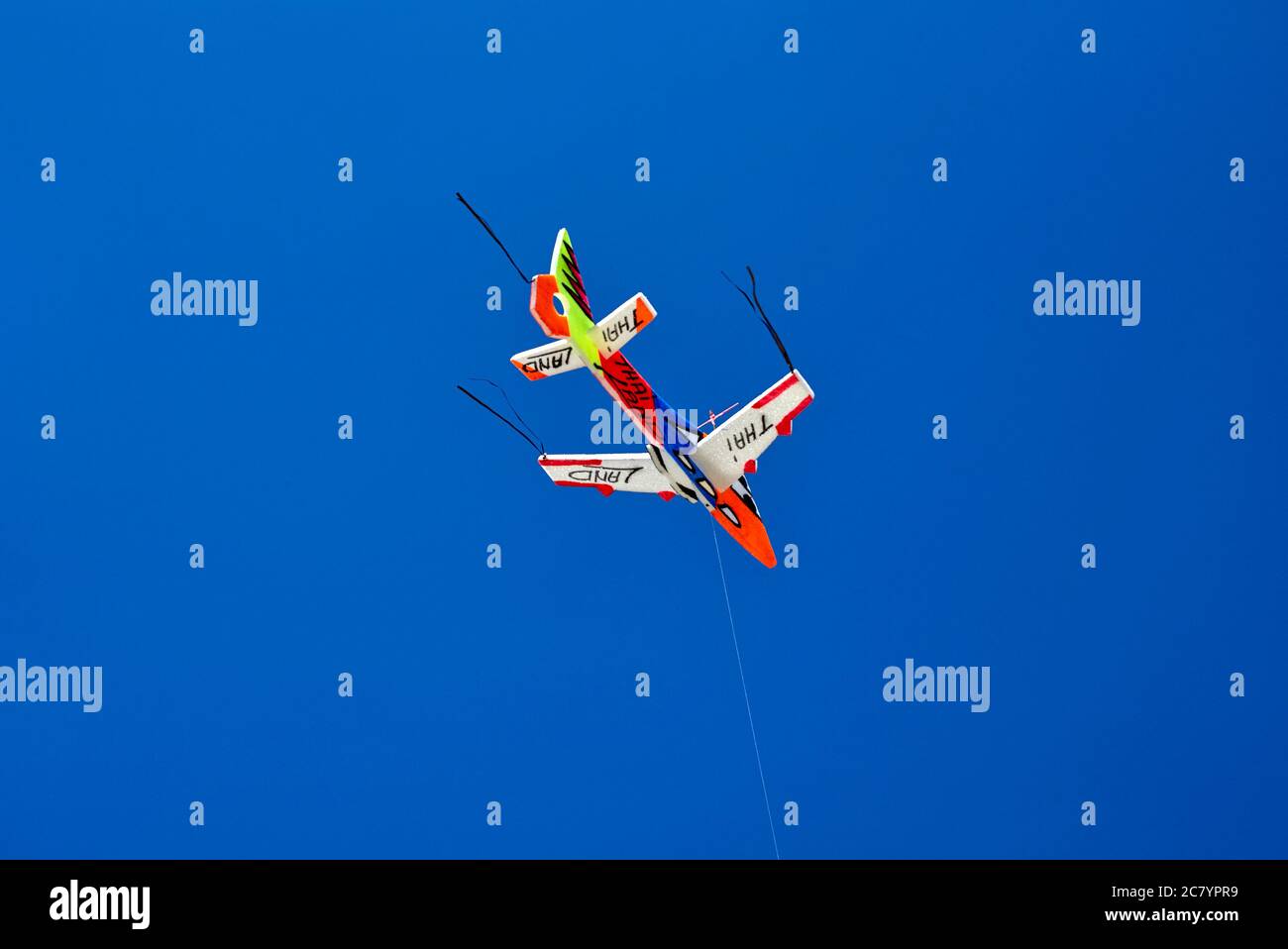 Styropor Flugzeug im Flug gegen einen tiefblauen Sommerhimmel. Platz kopieren, einfacher Hintergrund Stockfoto