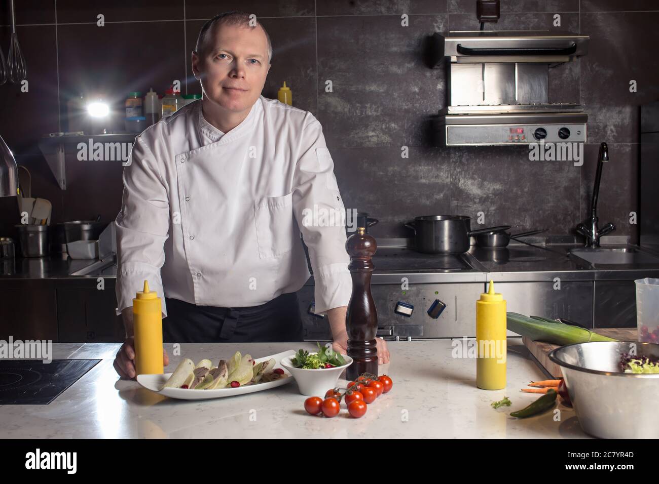 Koch in der Hotel- oder Restaurantküche Stockfoto