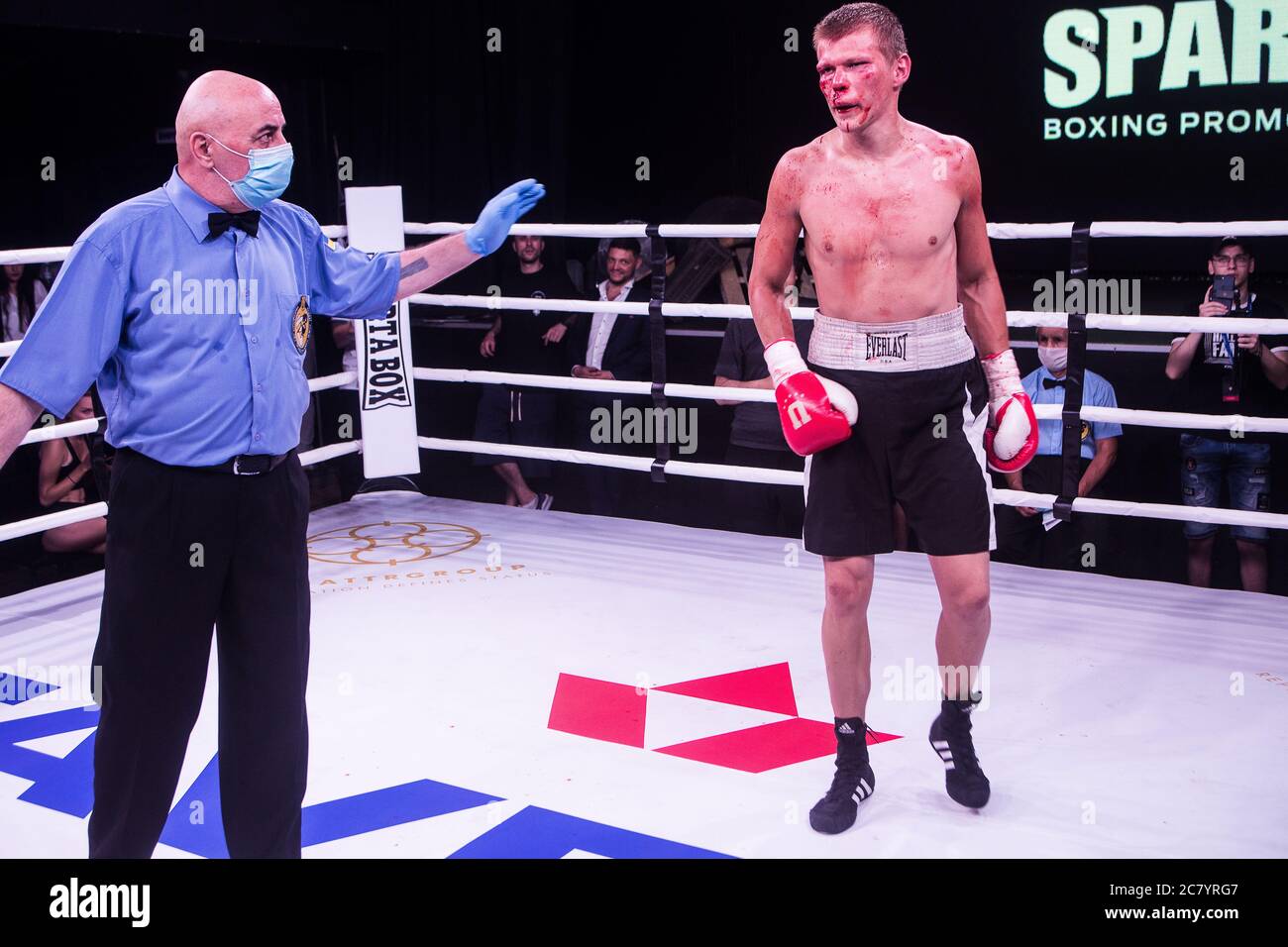 Angesehener ukrainischer Richter Vlad Babayan beendet den Kampf um den ukrainischen Mittelgewichtskämpfer Vlad Tantsiura, dies sei sein TKO (RTD)-Verlust an Stas Skorokhod Stockfoto