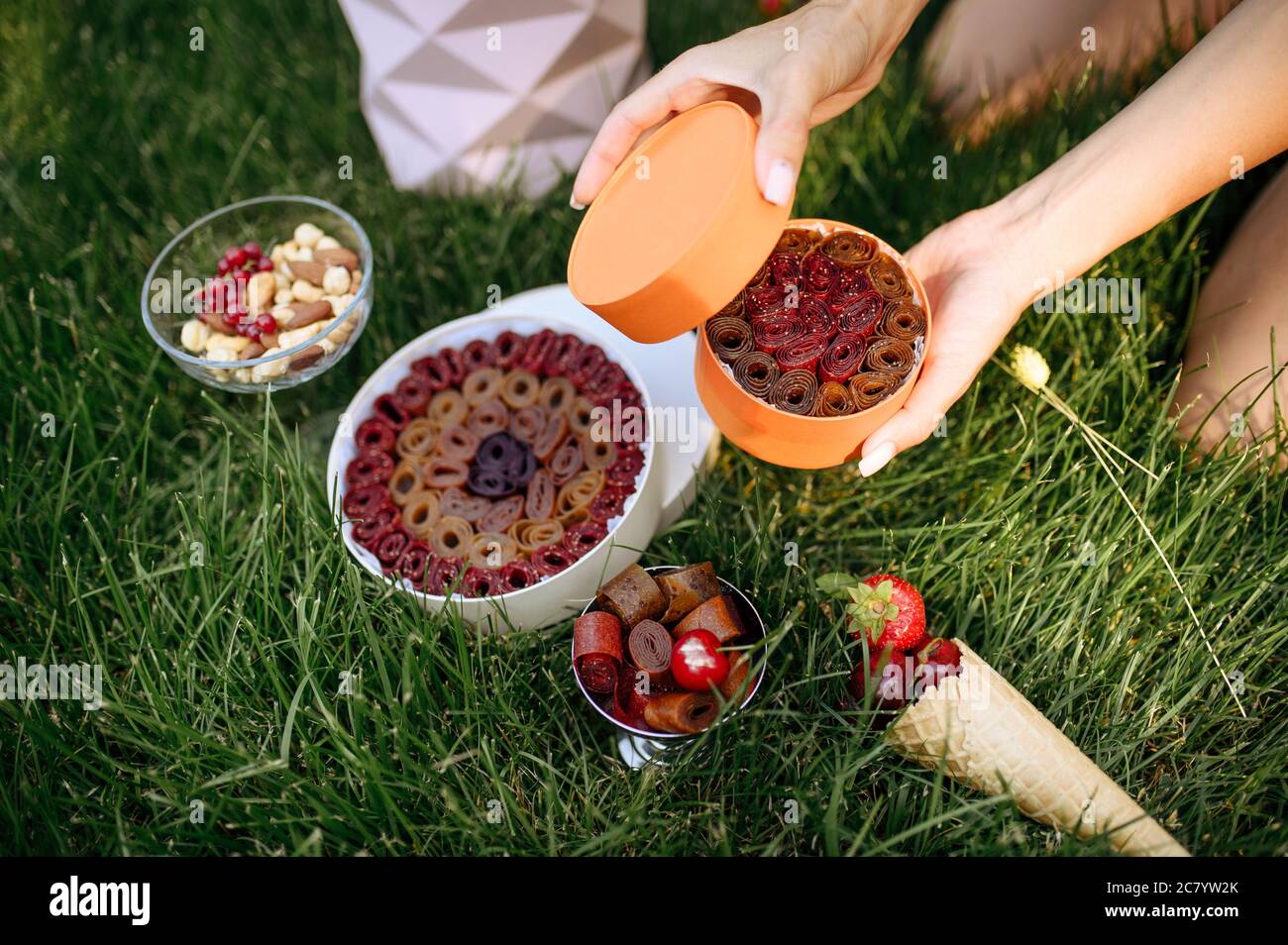 Tee-Party, Frau öffnete Boxen mit Beeren Stockfoto