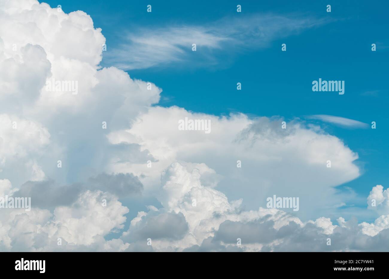 Weiße flauschige Wolken am blauen Himmel. Weiches Tragegefühl wie Baumwolle. Weiße Puffy Wolken Umhang mit Platz für Text. Schönheit in der Natur. Nahaufnahme weißer Cumulus Stockfoto
