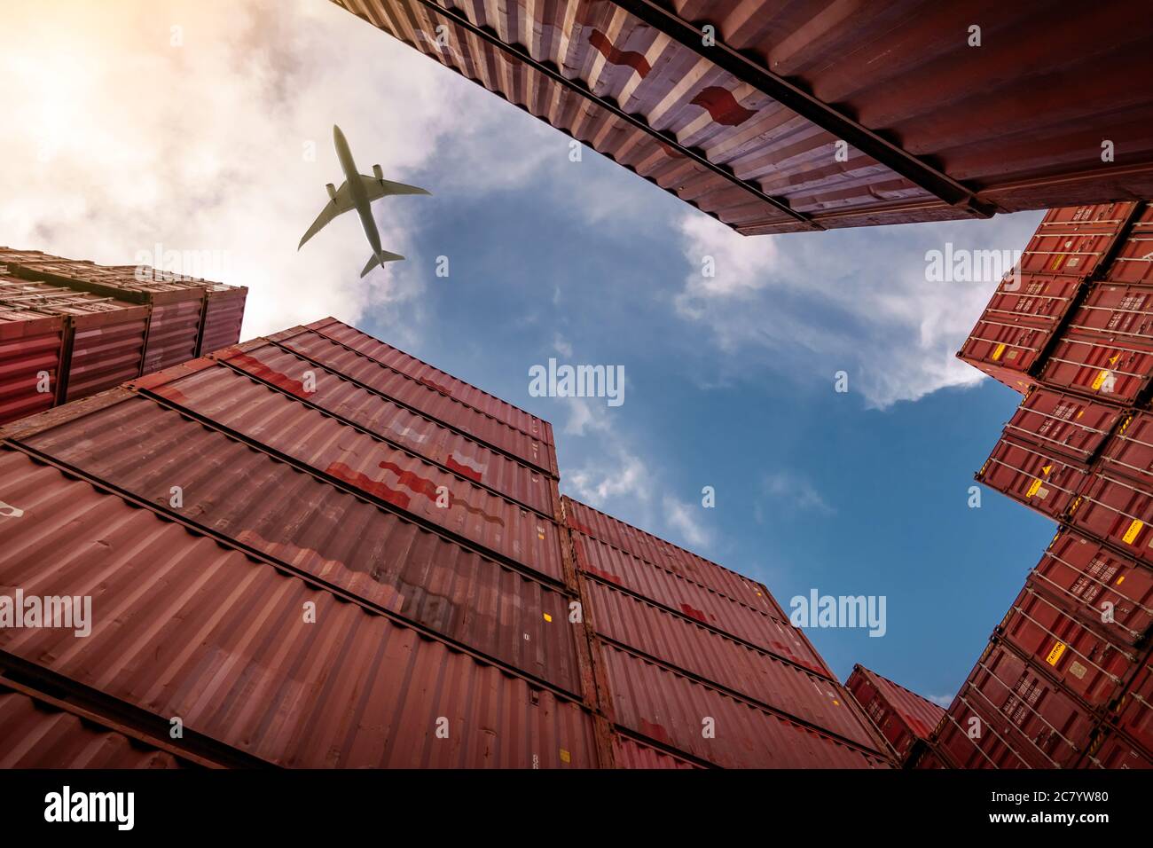 Flugzeug fliegen über Container logistic. Fracht- und Schifffahrtsgeschäft. Containerschiff für Import und Export logistic. Logistikbranche von Hafen zu Stockfoto