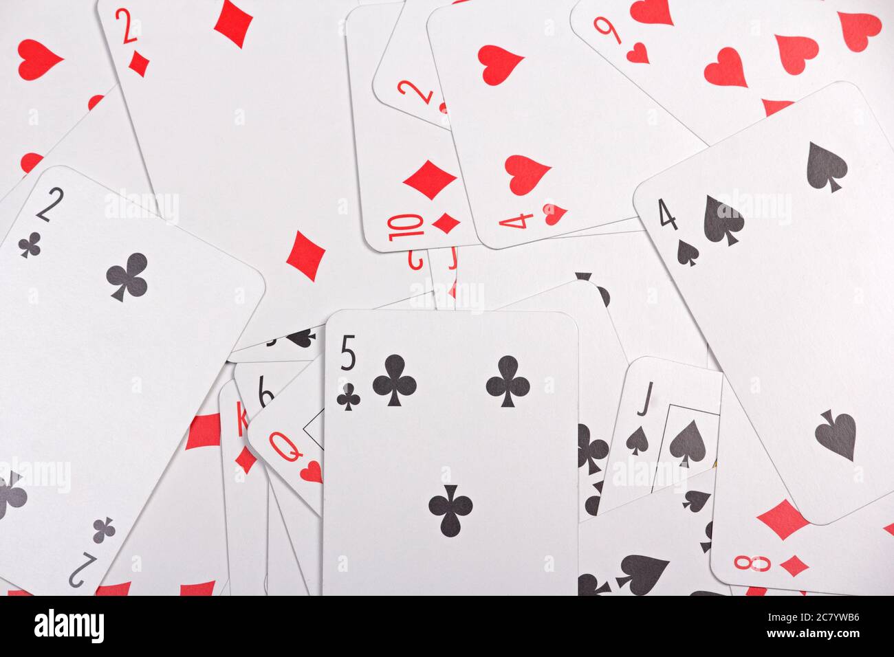 Nahaufnahme der Spielkarten mit Zahlen auf dem Tisch Stockfoto