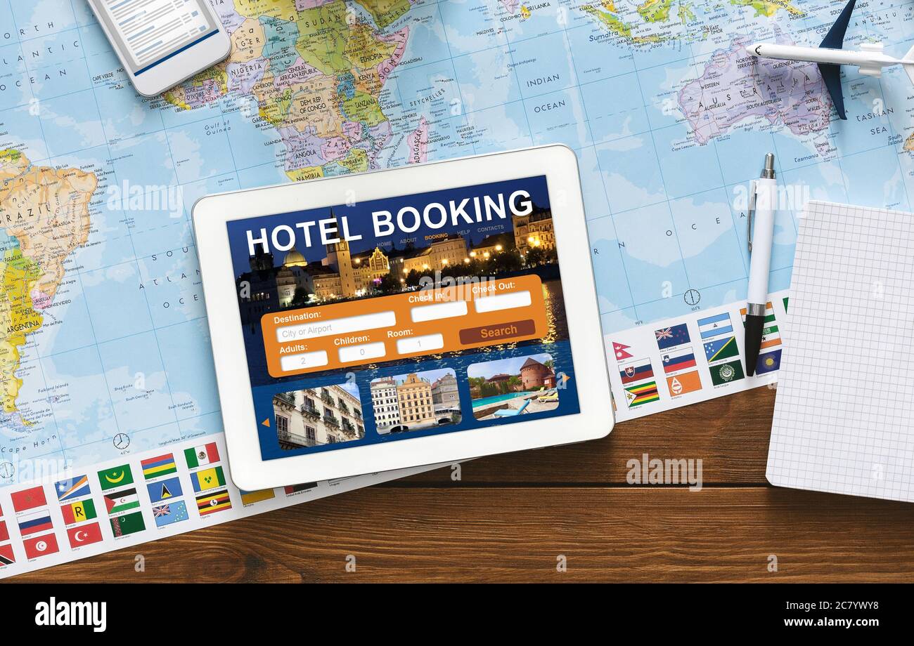 Tablet Mit Hotelbuchungsanwendung Liegen Am Schreibtisch, Collage, Oben-Ansicht Stockfoto