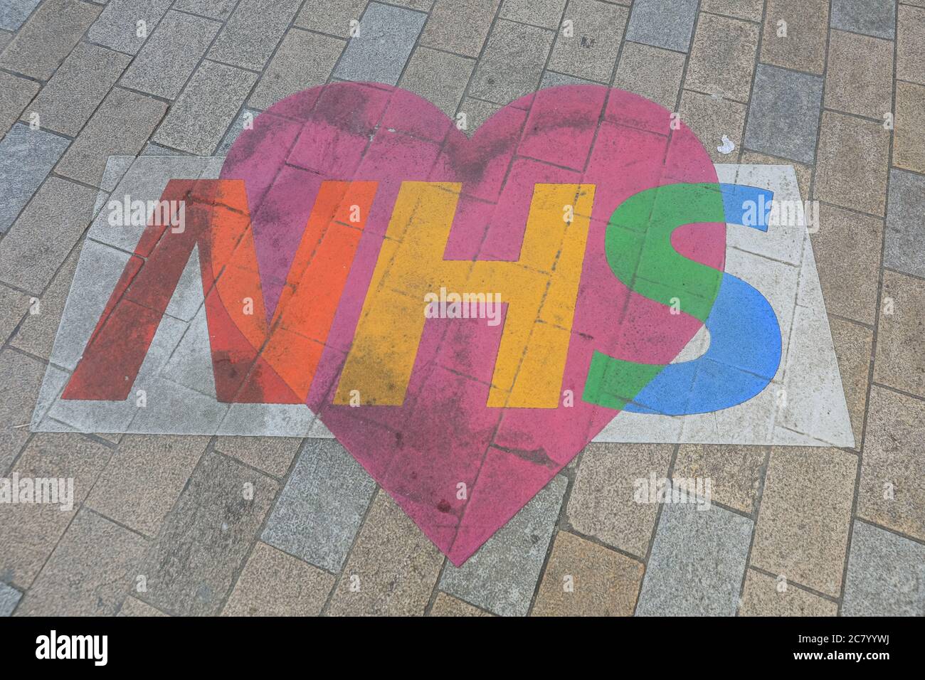 NHS Nathonal Health Service Logo mit Herz auf dem Bürgersteig in Zentral-London, dankt dem NHS während der Coronavirus covid-19 Krise, London, England Stockfoto