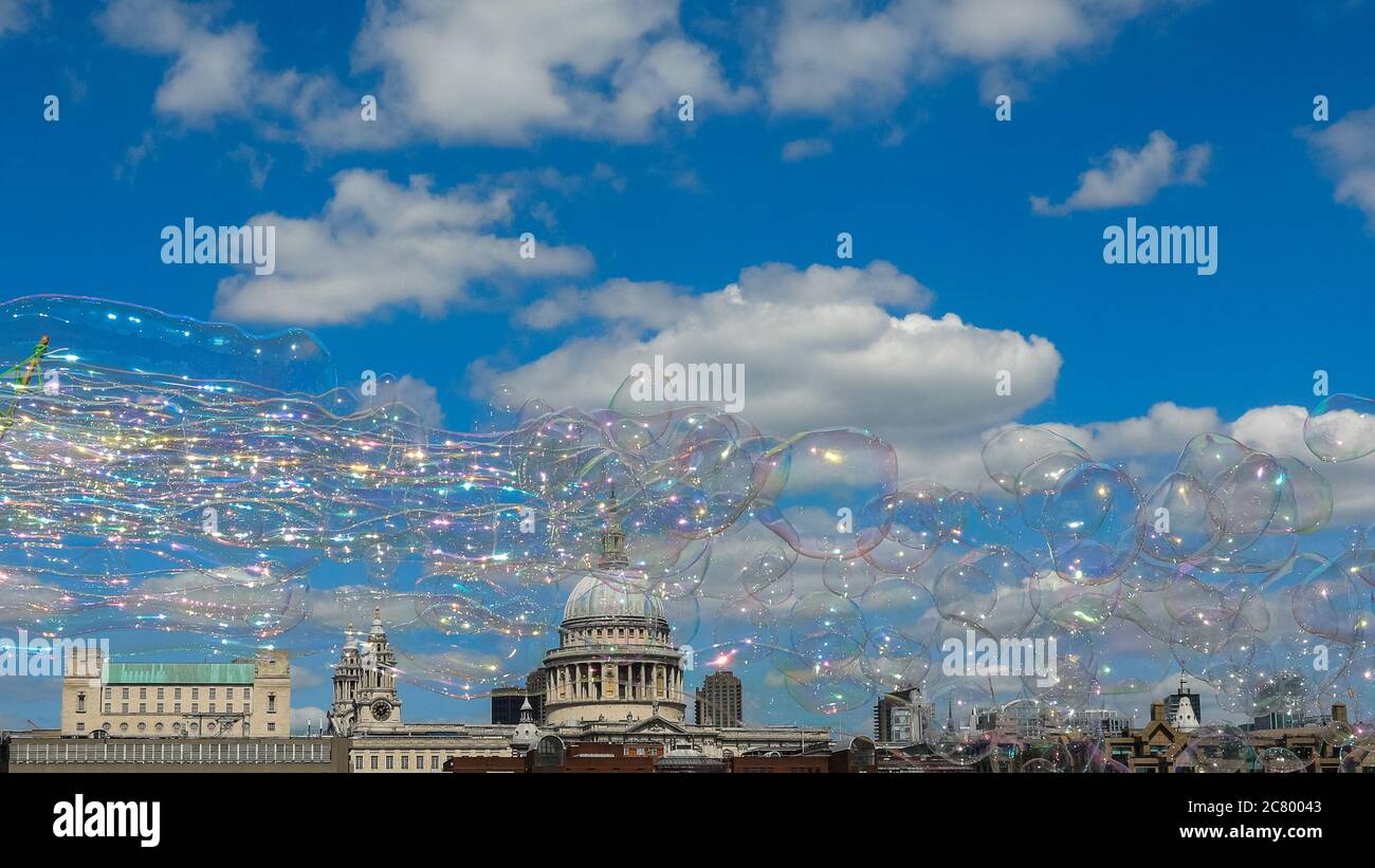 Riesige Seifenblasen schweben in tiefblauem Himmel vor der St Paul's Cathedral in London, England, Großbritannien Stockfoto