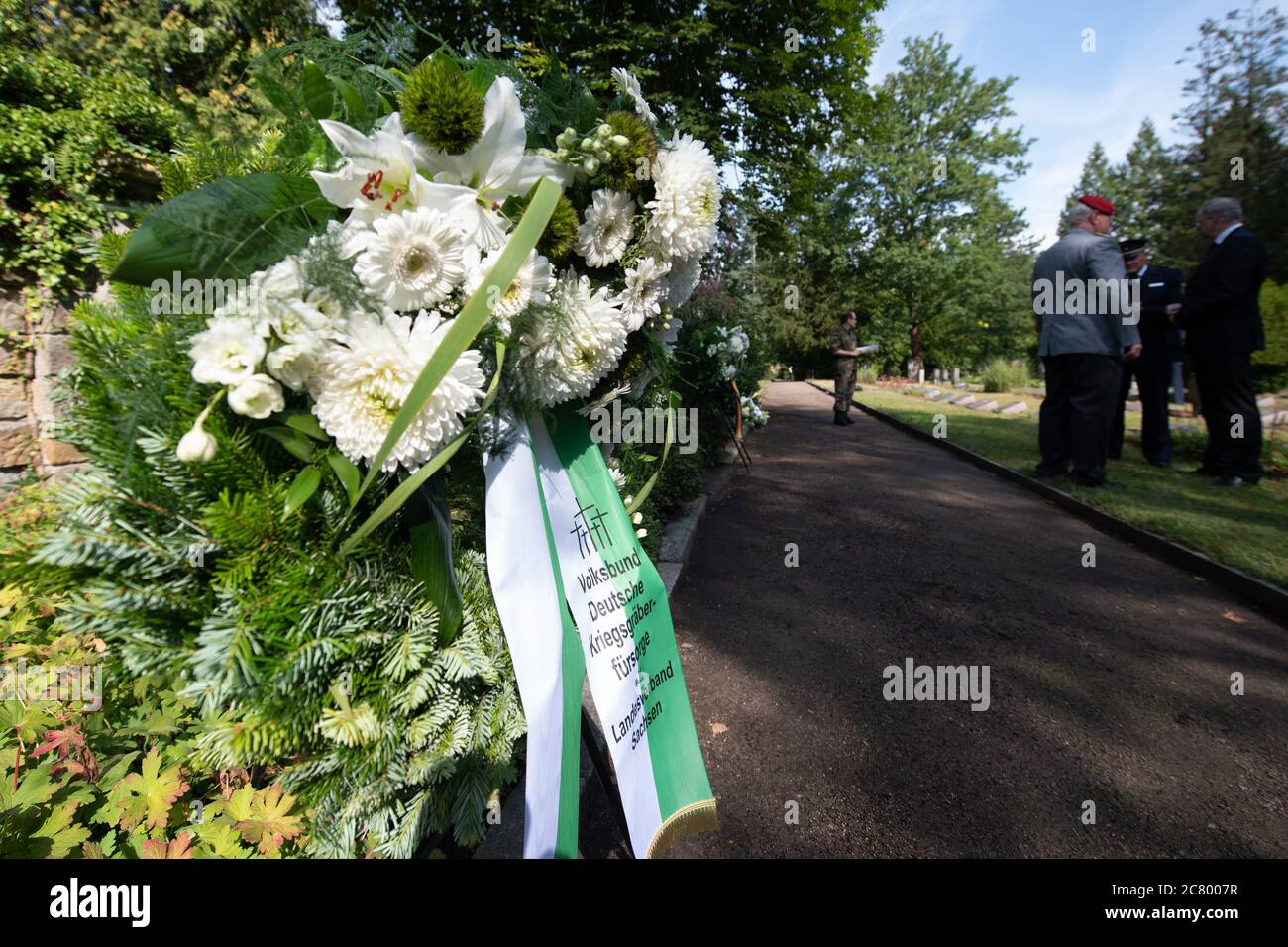 Dresden, Deutschland. Juli 2020. Auf dem nördlichen Friedhof steht ein Kranz des Volksbundes Deutsche Kriegsgräberfürsorge. Anlass ist die Erinnerung an die Männer des Widerstands vom 20. Juli 1944. Vor 76 Jahren versuchte eine Gruppe um Claus Schenk Graf von Stauffenberg einen Attentat auf Adolf Hitler. Es scheiterte, die Attentäter wurden getötet. Quelle: Sebastian Kahnert/dpa-Zentralbild/dpa/Alamy Live News Stockfoto