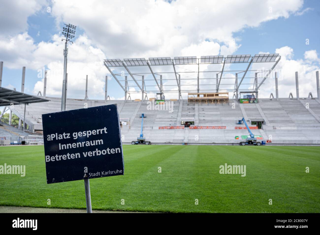 Karlsruhe, Deutschland. Juli 2020. Blick auf das Dach und die Dachkonstruktion der versus gerade beim Umbau des Spielparkstadions. Davor das Zeichen der Stadt Karlsruhe: "Raum im Inneren gesperrt, nicht betreten" Baustelle Wildparkstadion Karlsruhe. GES/Fußball/2. Bundesliga Karlsruher SC Wildpark Stadion, 17.07.2020 Fußball/Fußball: 2. Bundesliga: Karlsruher SC Stadion, Karlsruhe, 17. Juli 2020 Dronensicht über das KSC-Wildpark Stadion im Bau Quelle: dpa/Alamy Live News Stockfoto