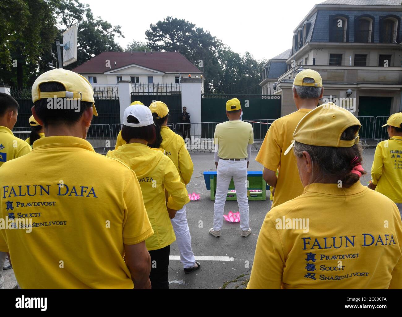 Eine Kerzenmahnwache mit der Aufschrift der Namen mehrerer Opfer zur Unterstützung der Falun Gong Bewegung begann gestern um 21:00 Uhr und endete heute am Montag, den 20. Juli 2020, um 09:30 Uhr auf der Straße vor der chinesischen Botschaft in Prag und meditierte und trainiere die ganze Nacht hindurch. (CTK Photo/Michal Krumphanzl) Stockfoto