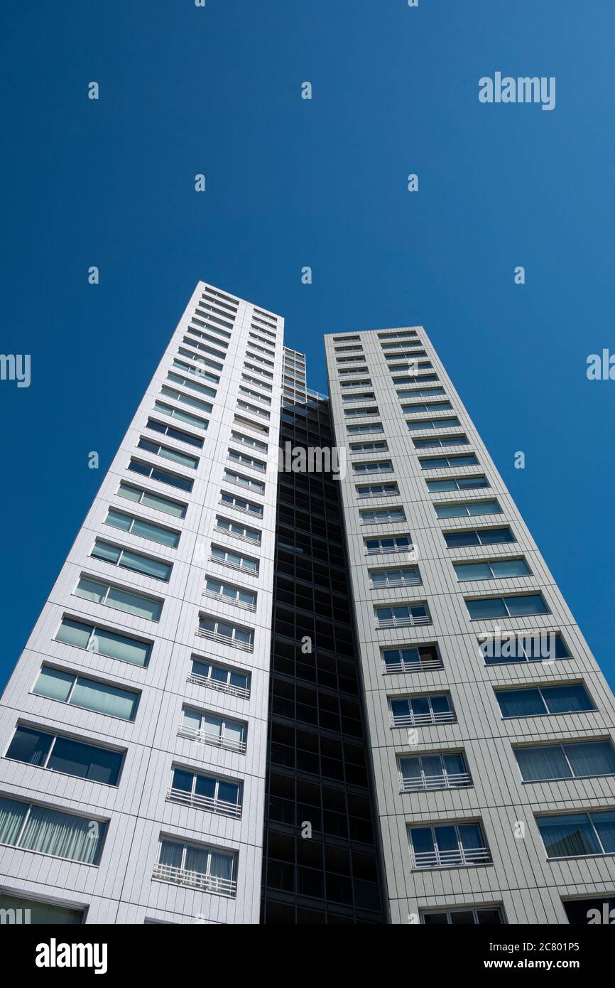 Terneuzen, Niederlande, 12. Juli 2020, sehr hohes weißes Gebäude mit einem blauen Himmel als Hintergrund vertikal und von niedriger Position Stockfoto