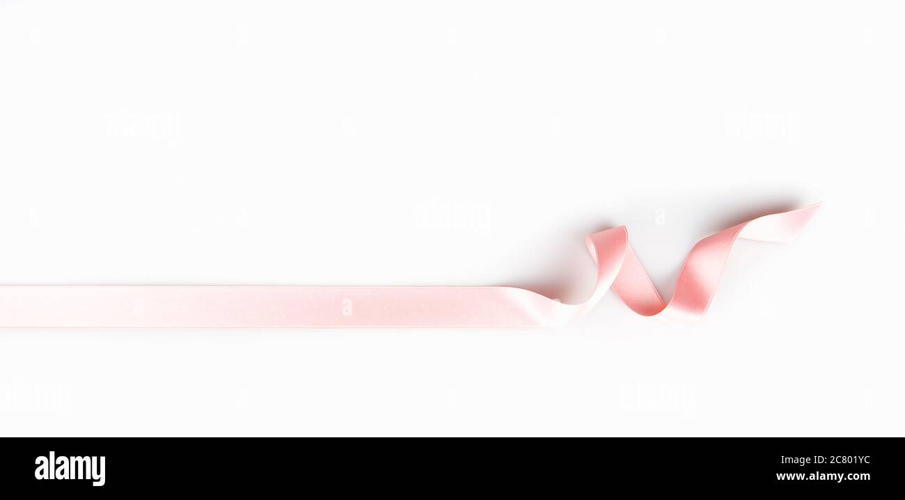 Ausschnitt aus einem rosa Band (Streamer) auf weißem Hintergrund Stockfoto