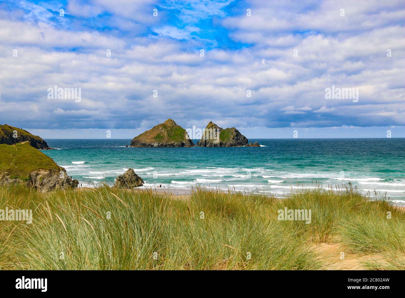 Die Wellen an der Holywell Bay, bei Newquay, Cornwall, Vereinigtes Königreich - Blick auf Gull Rocks, vom kornischen Küstenweg, Stockfoto