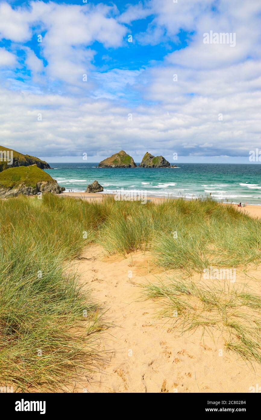 Die Wellen an den Dünen von Holywell Bay, in der Nähe von Newquay, Cornwall, Vereinigtes Königreich - Blick auf Gull Rocks, vom Cornish Küstenweg, Stockfoto