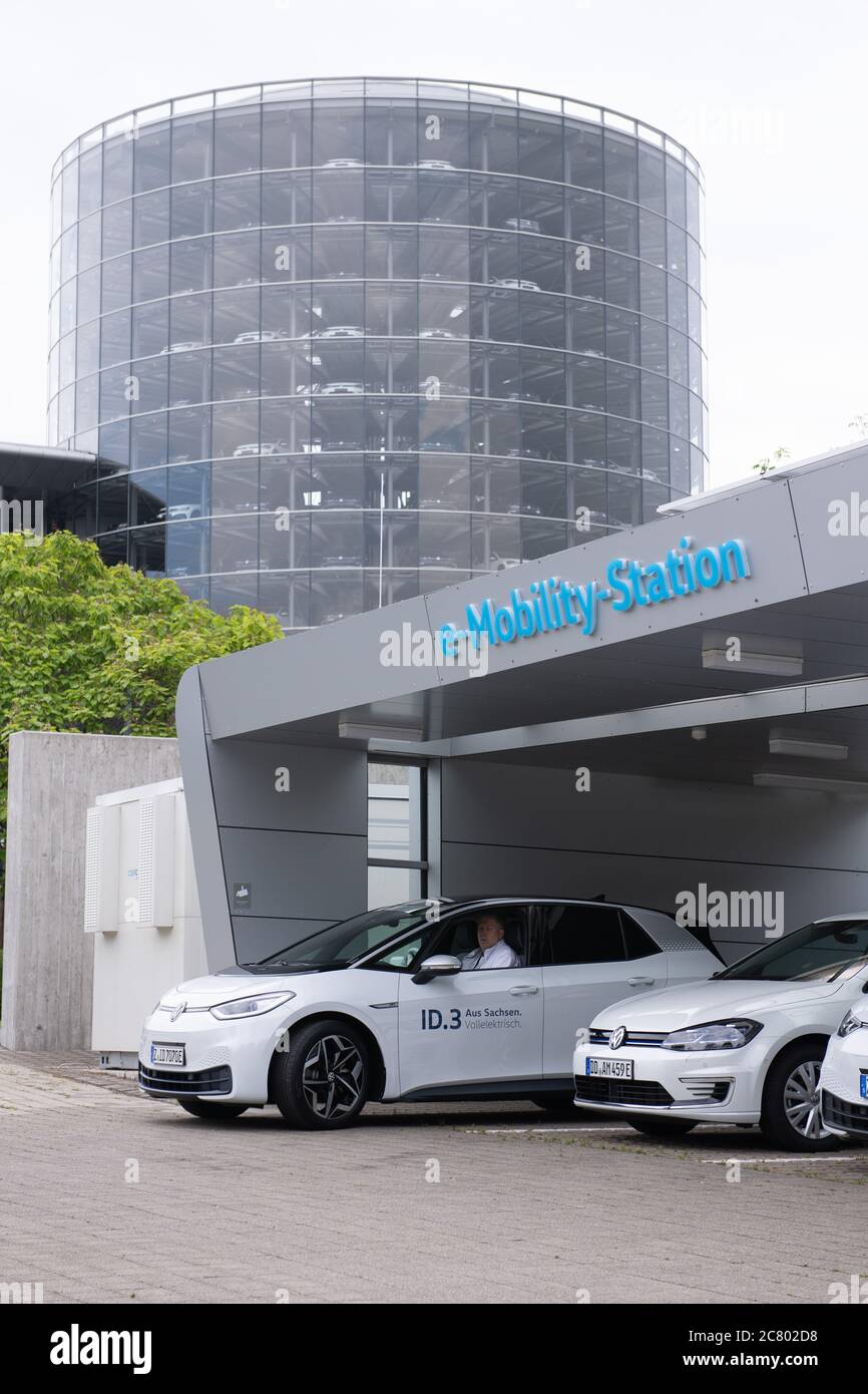 Dresden, Deutschland. Juli 2020. Ein VW ID.3 fährt vor der transparenten Volkswagen Manufaktur anlässlich der Erweiterung einer Ladestation für Elektroautos mit. Der Ladepark umfasst insgesamt 36 öffentliche Ladestationen. Quelle: Sebastian Kahnert/dpa-Zentralbild/dpa/Alamy Live News Stockfoto