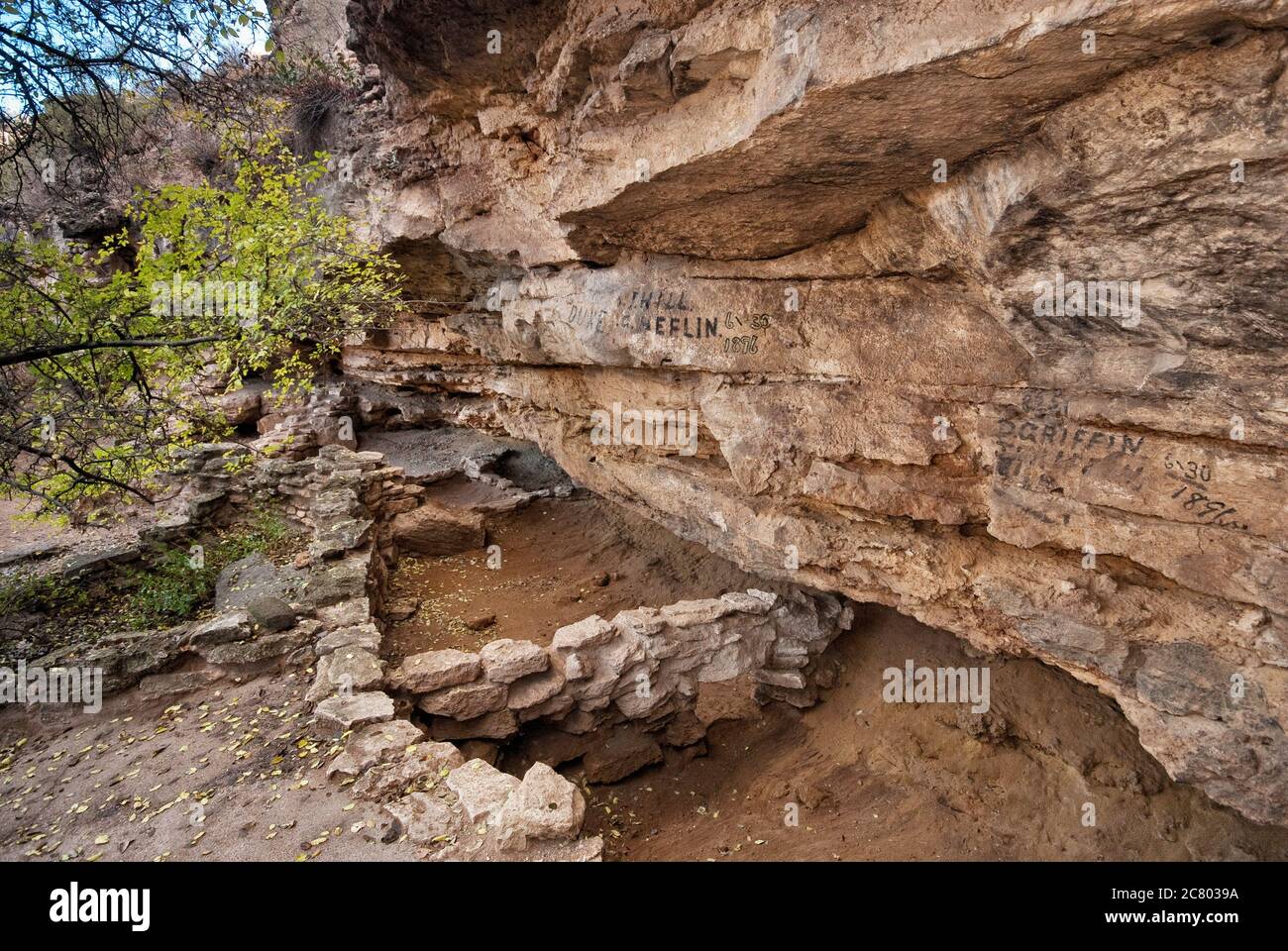 Swallet Pueblo Ruine in Montezuma Well, Sonoran Desert in der Nähe von Camp Verde, Arizona, USA Stockfoto