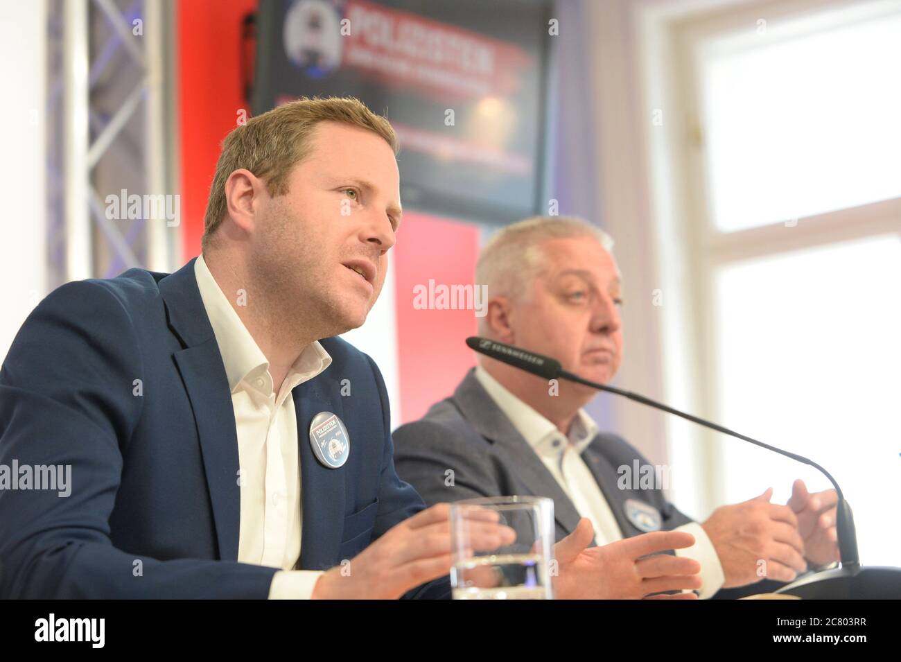 Wien, Österreich. Juli 2020. Pressekonferenz "Polizisten sind keine Verbrecher" mit FPÖ (Freiheitliche Partei Österreich) Generalsekretär NAbg. Michael Schnedlitz (L) und AUF (Aktionsgruppe Freie und Freie Partei) Bundesvorsitzender Werner Herbert (R) am FPÖ Media Center in Wien. Quelle: Franz Perc / Alamy Live News Stockfoto