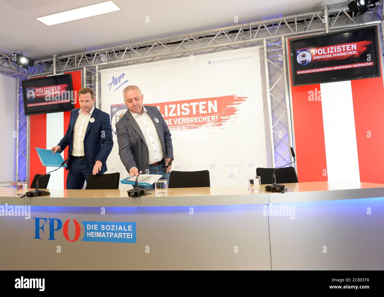 Wien, Österreich. Juli 2020. Pressekonferenz "Polizisten sind keine Verbrecher" mit FPÖ (Freiheitliche Partei Österreich) Generalsekretär NAbg. Michael Schnedlitz (L) und AUF (Aktionsgruppe Freie und Freie Partei) Bundesvorsitzender Werner Herbert (R) am FPÖ Media Center in Wien. Quelle: Franz Perc / Alamy Live News Stockfoto