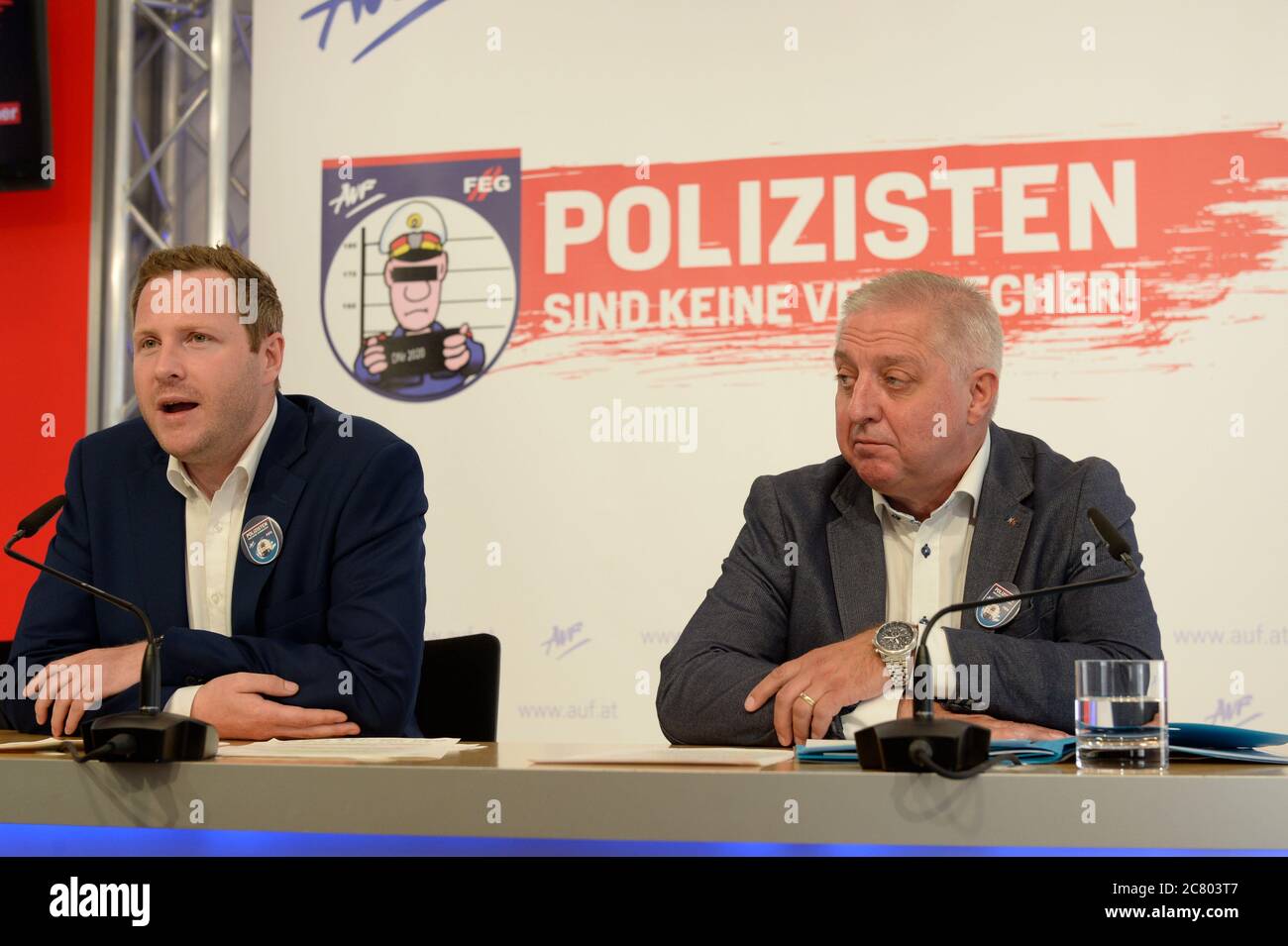 Wien, Österreich. Juli 2020. Pressekonferenz "Polizisten sind keine Verbrecher" mit FPÖ (Freiheitliche Partei Österreich) Generalsekretär NAbg. Michael Schnedlitz (L) und AUF (Aktionsgruppe Freie und Freie Partei) Bundesvorsitzender Werner Herbert (R) am FPÖ Media Center in Wien. Quelle: Franz Perc / Alamy Live News Stockfoto