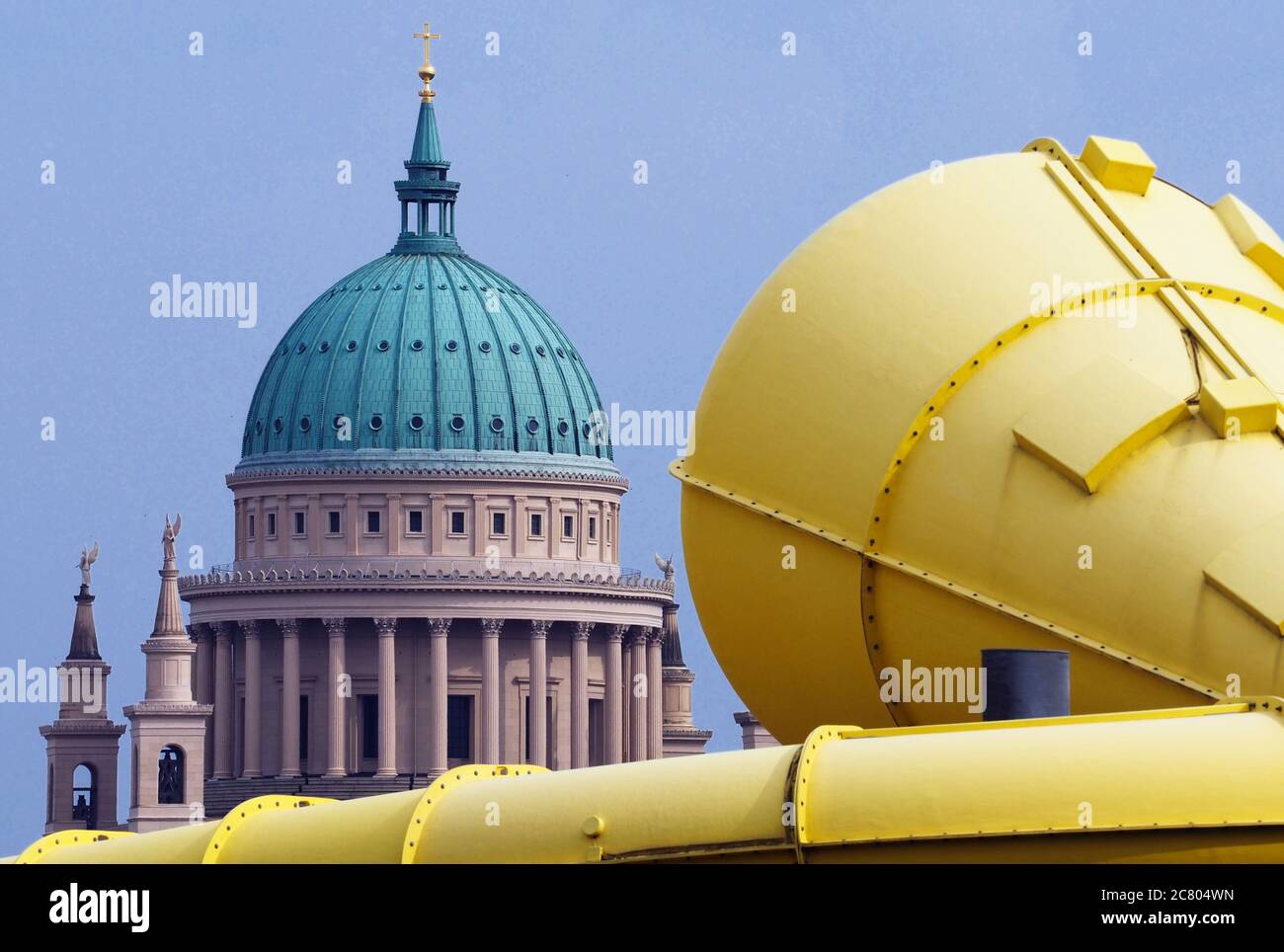 Potsdam, Deutschland. Juli 2020. Die gelbe Rohrkonstruktion der Wasserrutsche des Sport- und Freizeitpools Blu ist vor der Kulisse der Nikolaikirche am Alten Markt zu sehen. Quelle: Soeren Stache/dpa-Zentralbild/ZB/dpa/Alamy Live News Stockfoto