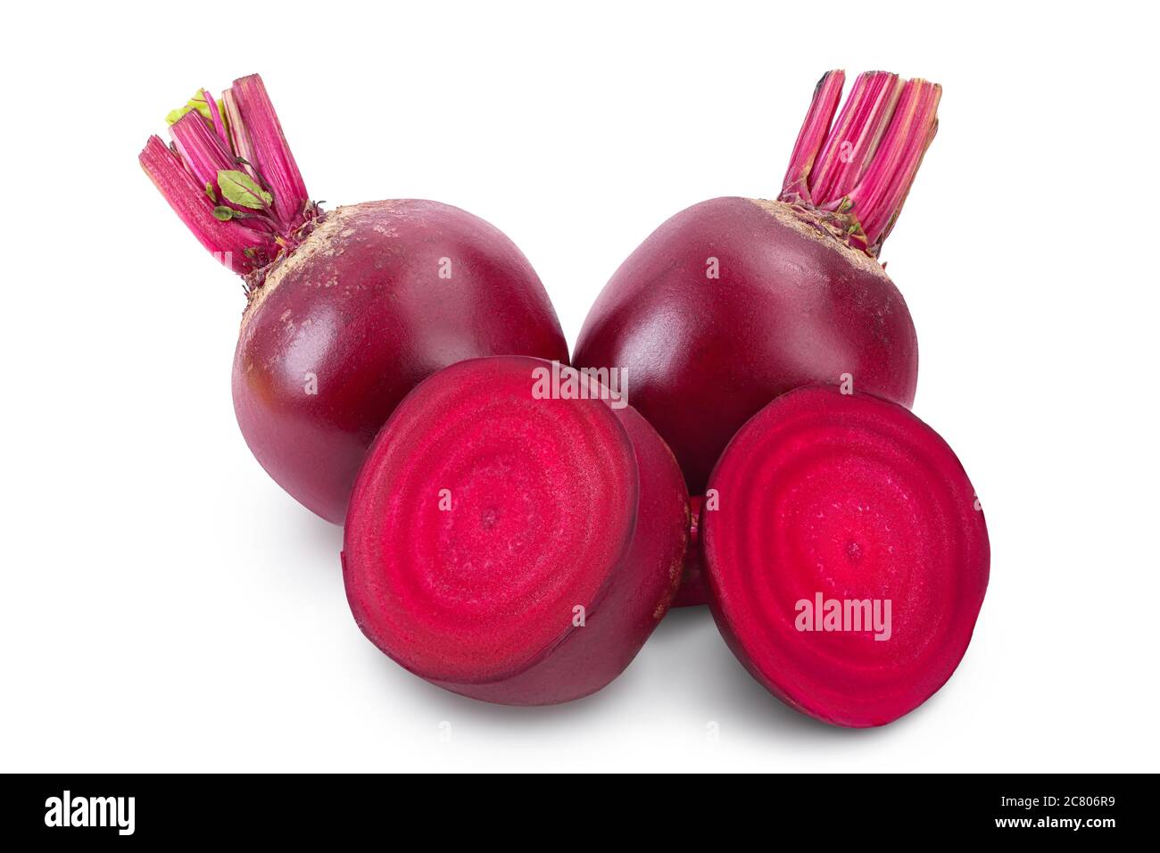 Rote Bete mit Halb- und Scheibe isoliert auf weißem Hintergrund mit Beschneidungspfad und voller Schärfentiefe Stockfoto