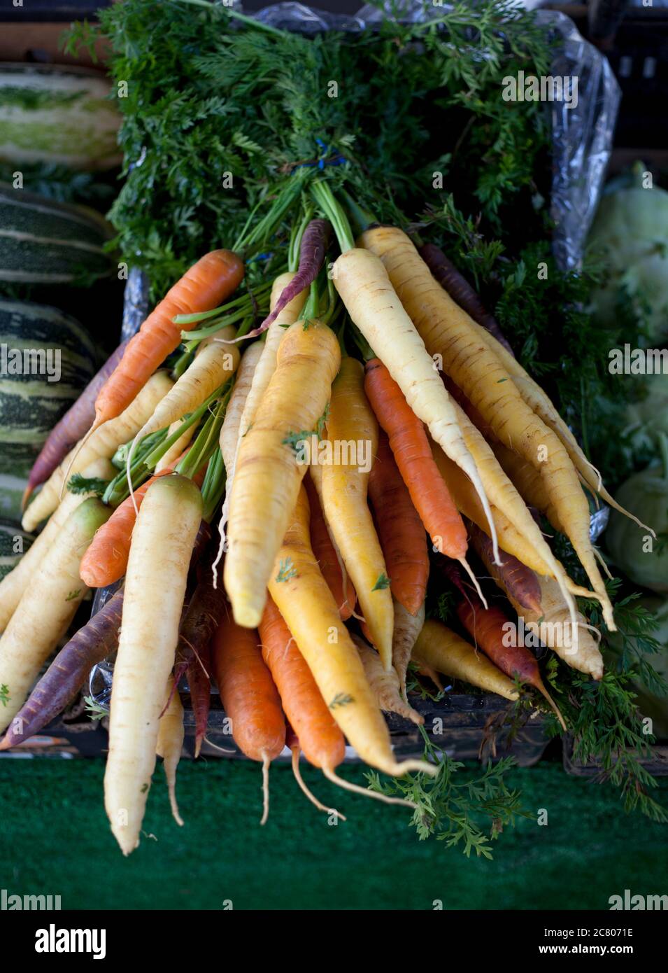 Ein Bündel von traditionellen Karotten auf einem Marktstand in den Cotswolds Stockfoto