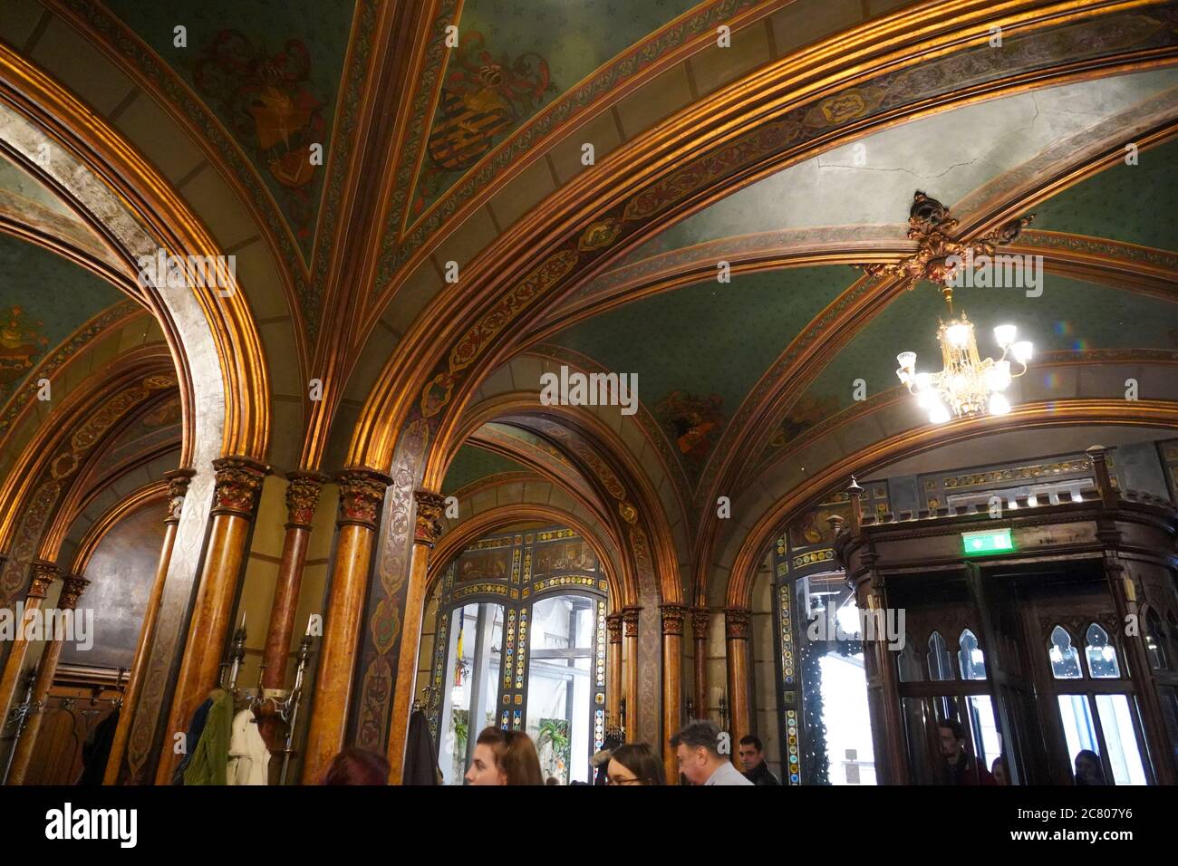 Innenraum der Caru cu bere (das Bier Warenkorb) Bier Halle und Restaurant, Bukarest, Rumänien Stockfoto